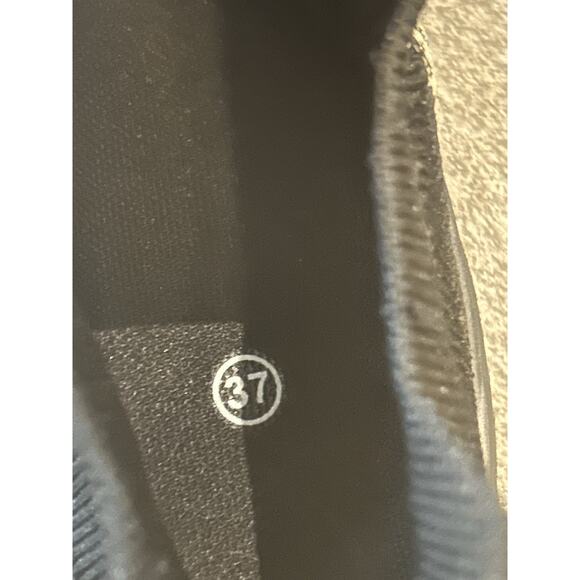 Slip-On Black and Tan Shoes size 37 (Women's size 6.5) - Picture 6 of 6